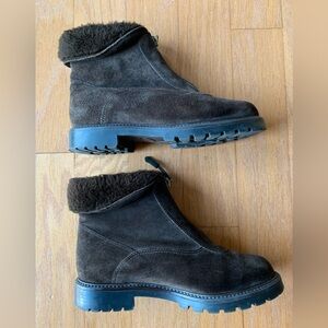 La Canadienne Suede Zipper Front Ankle Boots
Size women’s 6M